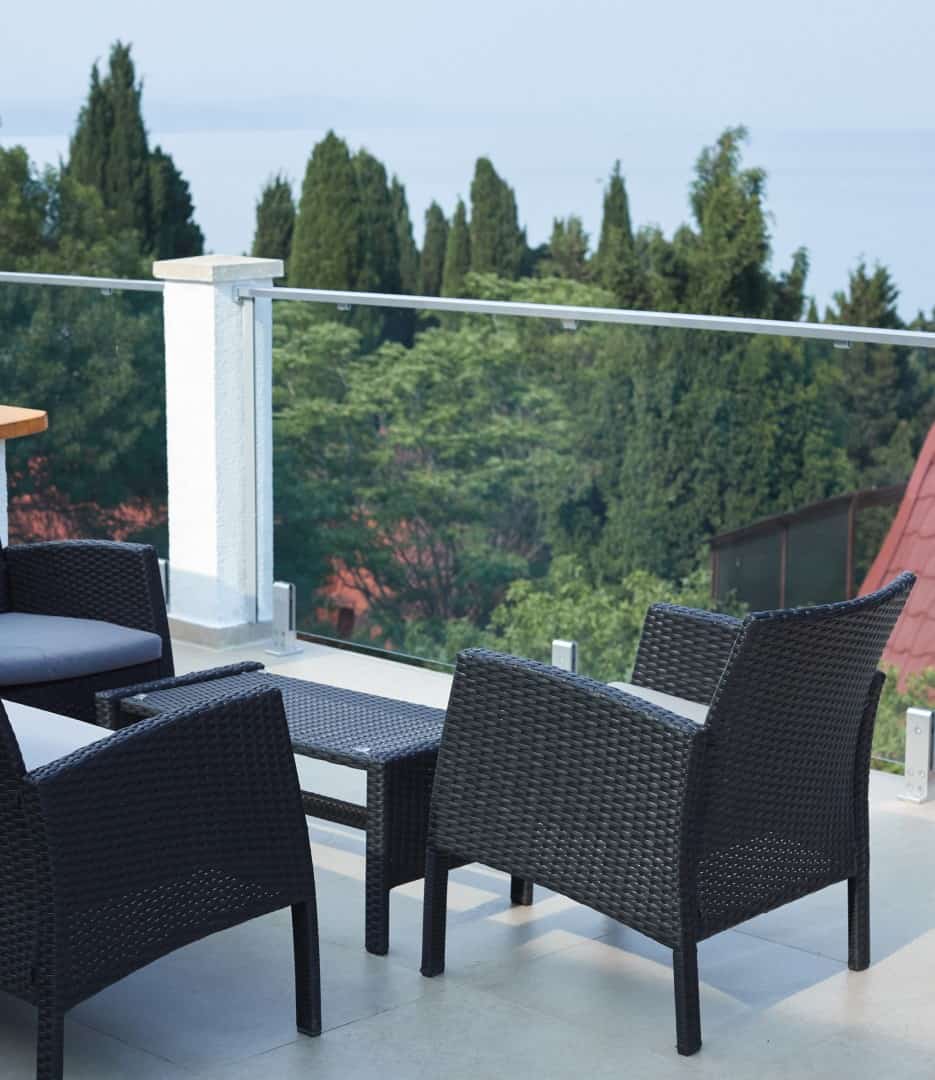 Вид на Черное море с террасы в отеле “Вилла Мира” в Алуште, Крым